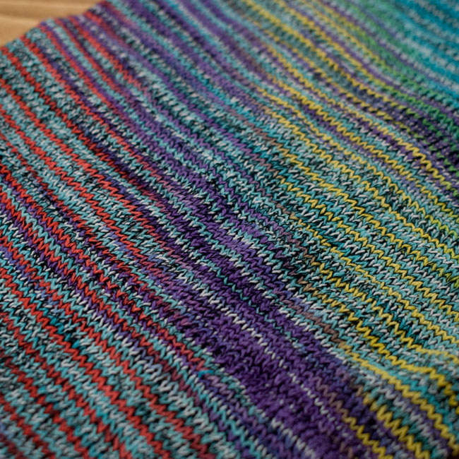 何通りも楽しめる!魔法のターバン 【パープル×ブルー×赤】の商品写真 3枚目 アップにしてみました。ニットなので伸縮性もあり、使いやすいです。