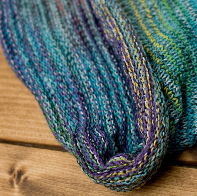 何通りも楽しめる!魔法のターバン 【パープル×ブルー×赤】の商品写真 4枚目 端は縫いっぱなしなので、くるっとロール状になっています。特にほつれてくることはありませんのでご安心下さい。