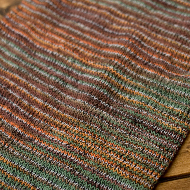 何通りも楽しめる!魔法のターバン 【茶×オレンジ×グリーン】の商品写真 3枚目 アップにしてみました。ニットなので伸縮性もあり、使いやすいです。