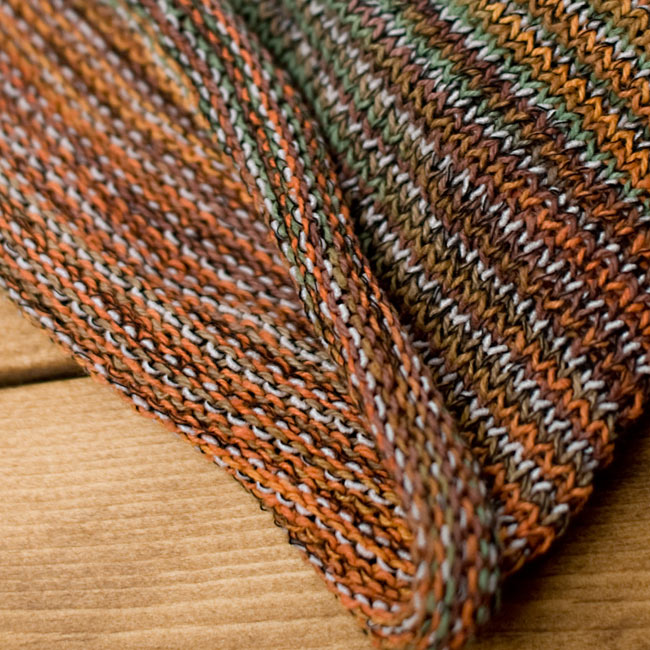 何通りも楽しめる!魔法のターバン 【茶×オレンジ×グリーン】の商品写真 4枚目 端は縫いっぱなしなので、くるっとロール状になっています。特にほつれてくることはありませんのでご安心下さい。