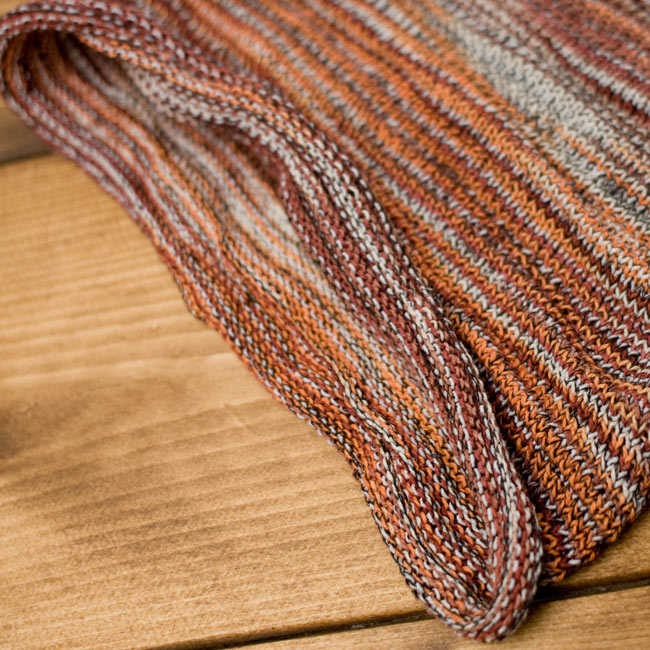 何通りも楽しめる!魔法のターバン 【オレンジ×赤×茶】の商品写真 4枚目 端は縫いっぱなしなので、くるっとロール状になっています。特にほつれてくることはありませんのでご安心下さい。