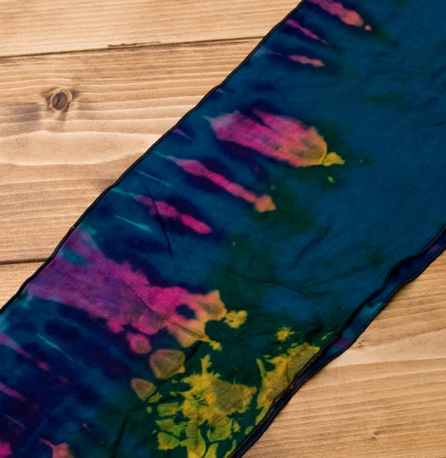 タイダイロングヘアバンド 【ブルーグリーン系アソート】 2 - 平らな場所で伸ばすとこのようなデザインとなっております。