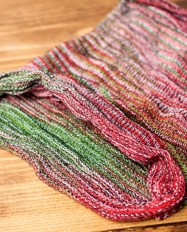 【ハーフサイズ】何通りも楽しめる!魔法のターバン 【緑×オレンジ×赤】 4 - 端は縫いっぱなしなので、くるっとロール状になっています。特にほつれてくることはありませんのでご安心下さい。