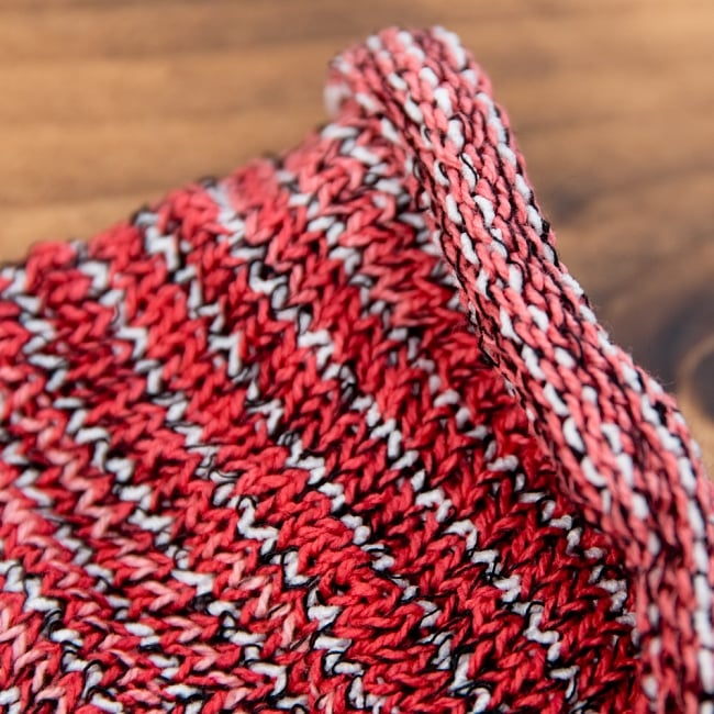 何通りも楽しめる！魔法のターバン - 赤×ピンク  4 - 端は縫いっぱなしなので、くるっとロール状になっています。特にほつれてくることはありませんのでご安心下さい。