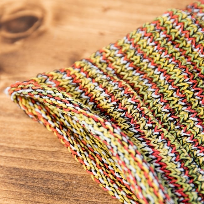 何通りも楽しめる!魔法のターバン - 黄色×赤 4 - 端は縫いっぱなしなので、くるっとロール状になっています。特にほつれてくることはありませんのでご安心下さい。