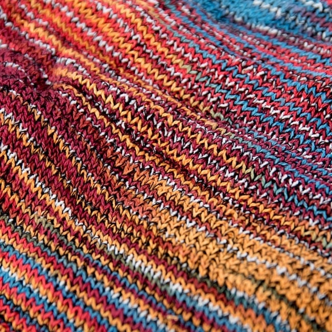 何通りも楽しめる!魔法のターバン - 赤×ブルー×黄色の商品写真 3枚目 アップにしてみました。ニットなので伸縮性もあり、使いやすいです。