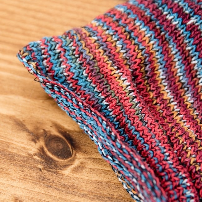 何通りも楽しめる!魔法のターバン - 赤×ブルー×黄色の商品写真 4枚目 端は縫いっぱなしなので、くるっとロール状になっています。特にほつれてくることはありませんのでご安心下さい。