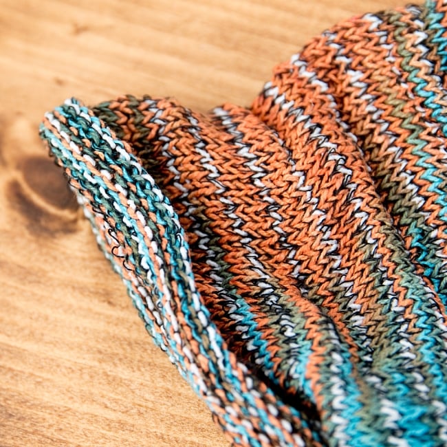 何通りも楽しめる!魔法のターバン - 水色×緑×オレンジの商品写真 4枚目 端は縫いっぱなしなので、くるっとロール状になっています。特にほつれてくることはありませんのでご安心下さい。