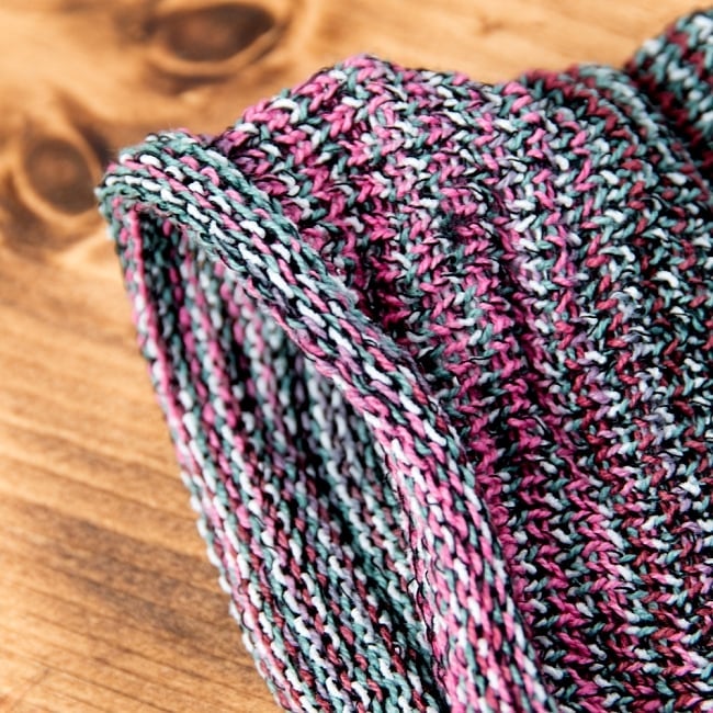 何通りも楽しめる!魔法のターバン - ピンク×グレーグリーンの商品写真 4枚目 端は縫いっぱなしなので、くるっとロール状になっています。特にほつれてくることはありませんのでご安心下さい。