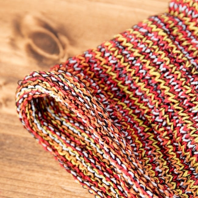 何通りも楽しめる！魔法のターバン - 黄色×赤×オレンジ  4 - 端は縫いっぱなしなので、くるっとロール状になっています。特にほつれてくることはありませんのでご安心下さい。