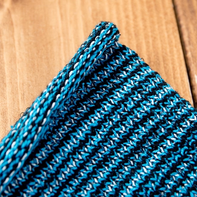 何通りも楽しめる!魔法のターバン - ブルー の商品写真 4枚目 端は縫いっぱなしなので、くるっとロール状になっています。特にほつれてくることはありませんのでご安心下さい。