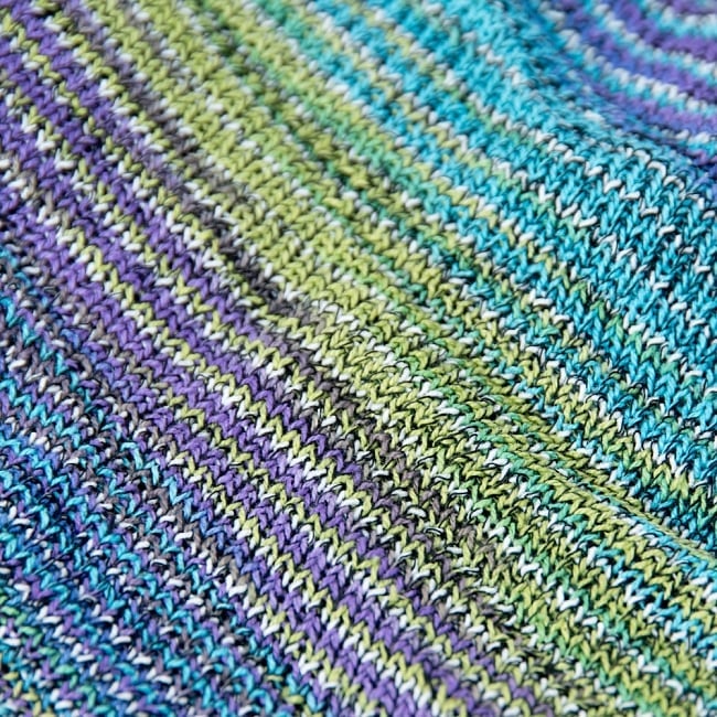 何通りも楽しめる!魔法のターバン - パープル×グリーン の商品写真 3枚目 アップにしてみました。ニットなので伸縮性もあり、使いやすいです。