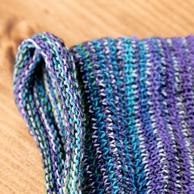 何通りも楽しめる!魔法のターバン - パープル×グリーン の商品写真 4枚目 端は縫いっぱなしなので、くるっとロール状になっています。特にほつれてくることはありませんのでご安心下さい。