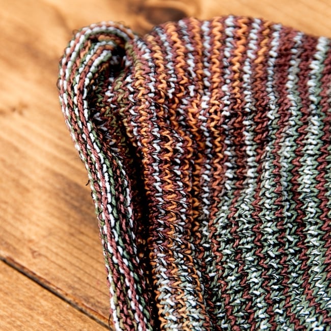 何通りも楽しめる!魔法のターバン - グリーン×オレンジ×ブラウン の商品写真 4枚目 端は縫いっぱなしなので、くるっとロール状になっています。特にほつれてくることはありませんのでご安心下さい。