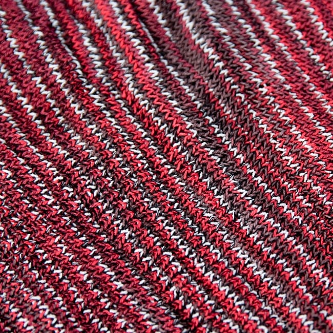 何通りも楽しめる！魔法のターバン - 赤×グレー  4 - 端は縫いっぱなしなので、くるっとロール状になっています。特にほつれてくることはありませんのでご安心下さい。
