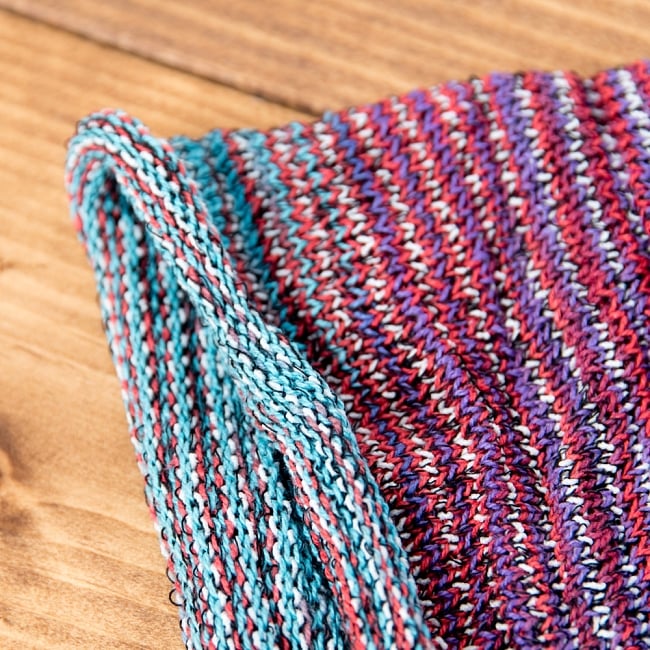 何通りも楽しめる！魔法のターバン - パープル×赤×ブルー 4 - 端は縫いっぱなしなので、くるっとロール状になっています。特にほつれてくることはありませんのでご安心下さい。