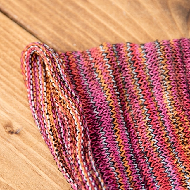 【ハーフサイズ】何通りも楽しめる！魔法のターバン - ピンク×オレンジ 4 - 端は縫いっぱなしなので、くるっとロール状になっています。特にほつれてくることはありませんのでご安心下さい。