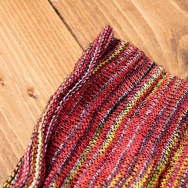 【ハーフサイズ】何通りも楽しめる！魔法のターバン - 赤×黄色 4 - 端は縫いっぱなしなので、くるっとロール状になっています。特にほつれてくることはありませんのでご安心下さい。