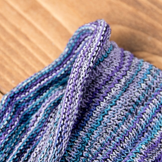 【ハーフサイズ】何通りも楽しめる！魔法のターバン - パープル 4 - 端は縫いっぱなしなので、くるっとロール状になっています。特にほつれてくることはありませんのでご安心下さい。