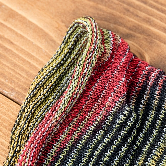 【ハーフサイズ】何通りも楽しめる!魔法のターバン - ラスタの商品写真 4枚目 端は縫いっぱなしなので、くるっとロール状になっています。特にほつれてくることはありませんのでご安心下さい。