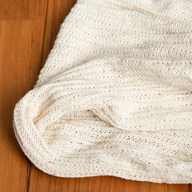 何通りも楽しめる!魔法のターバン - ホワイトの商品写真 4枚目 端は縫いっぱなしなので、くるっとロール状になっています。特にほつれてくることはありませんのでご安心下さい。