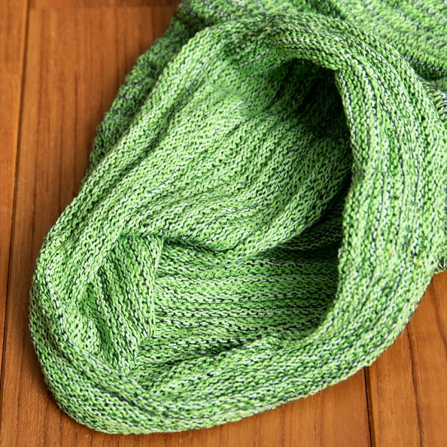 何通りも楽しめる!魔法のターバン - グリーンの商品写真 4枚目 端は縫いっぱなしなので、くるっとロール状になっています。特にほつれてくることはありませんのでご安心下さい。