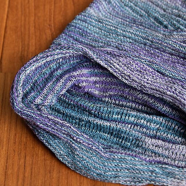 何通りも楽しめる!魔法のターバン - パープル&ブルーの商品写真 4枚目 端は縫いっぱなしなので、くるっとロール状になっています。特にほつれてくることはありませんのでご安心下さい。