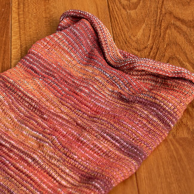 何通りも楽しめる!魔法のターバン - レッド&オレンジの商品写真 3枚目 アップにしてみました。伸縮性もあり、使いやすいです。