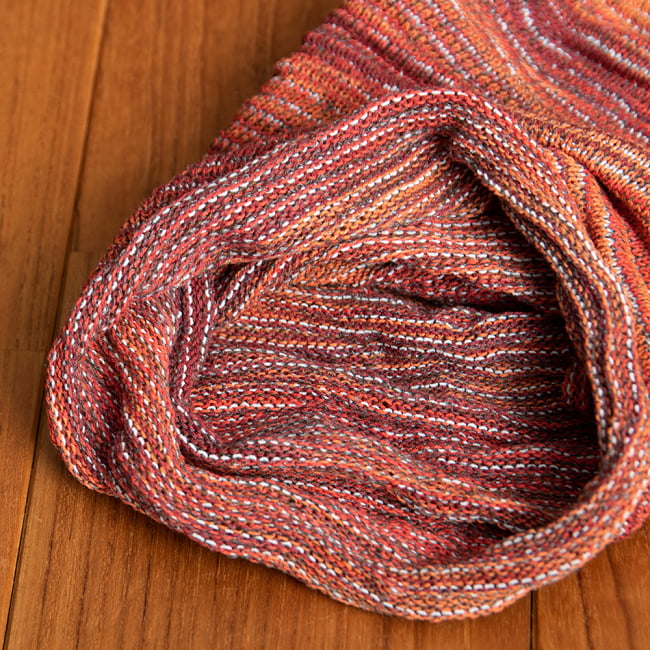 何通りも楽しめる!魔法のターバン - レッド&オレンジの商品写真 4枚目 端は縫いっぱなしなので、くるっとロール状になっています。特にほつれてくることはありませんのでご安心下さい。