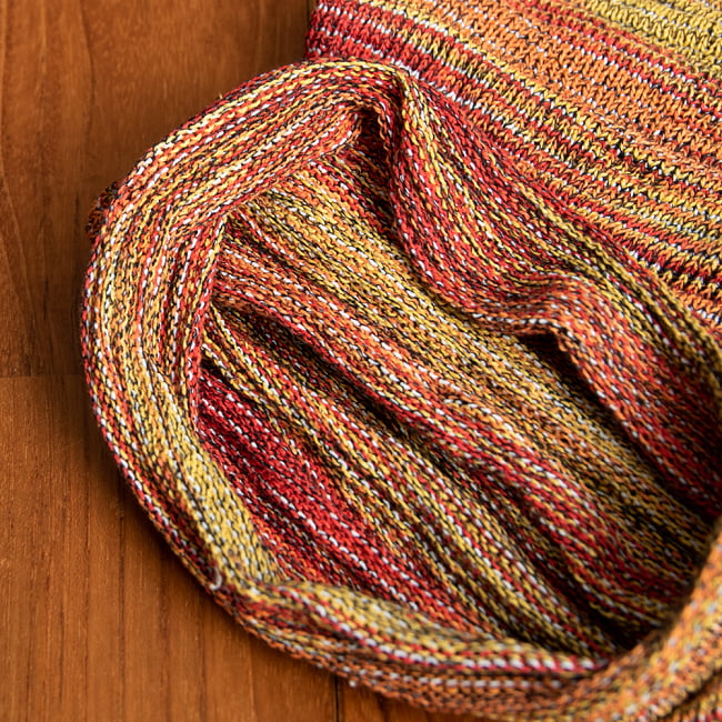 何通りも楽しめる!魔法のターバン - イエロー&オレンジの商品写真 4枚目 端は縫いっぱなしなので、くるっとロール状になっています。特にほつれてくることはありませんのでご安心下さい。