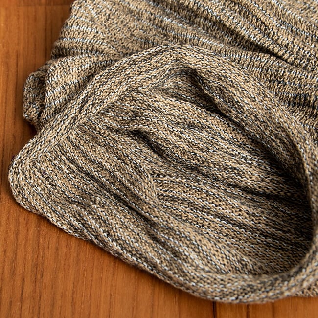 何通りも楽しめる!魔法のターバン - サンドの商品写真 4枚目 端は縫いっぱなしなので、くるっとロール状になっています。特にほつれてくることはありませんのでご安心下さい。