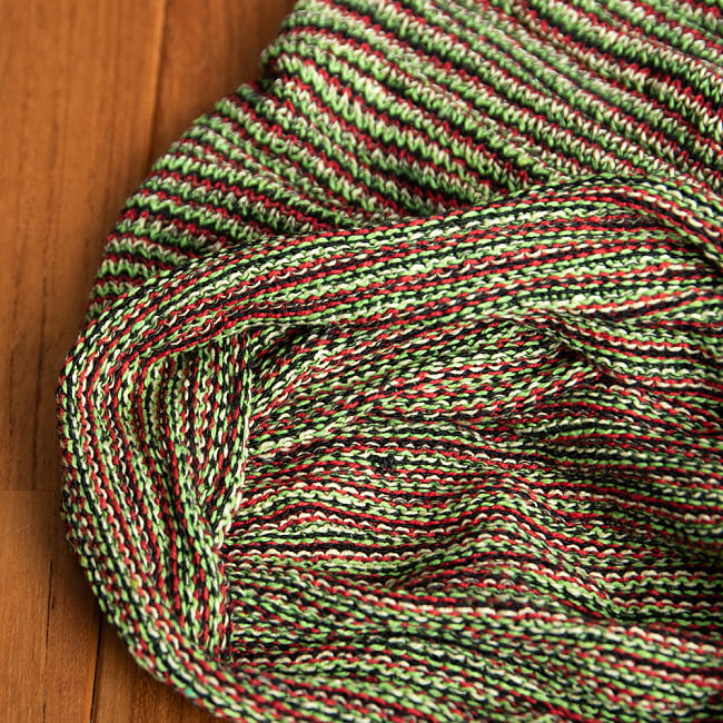 何通りも楽しめる!魔法のターバン - ラスタの商品写真 4枚目 端は縫いっぱなしなので、くるっとロール状になっています。特にほつれてくることはありませんのでご安心下さい。