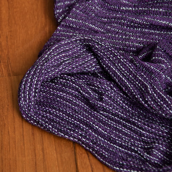 何通りも楽しめる!魔法のターバン - パープルの商品写真 4枚目 端は縫いっぱなしなので、くるっとロール状になっています。特にほつれてくることはありませんのでご安心下さい。