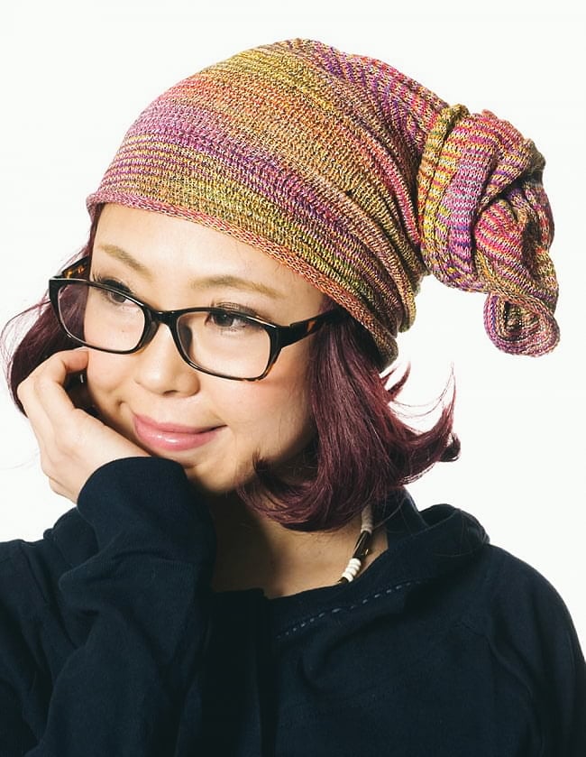 何通りも楽しめる!魔法のターバン - パープルの商品写真 6枚目 色違い品を、モデルさんが試着したところです。