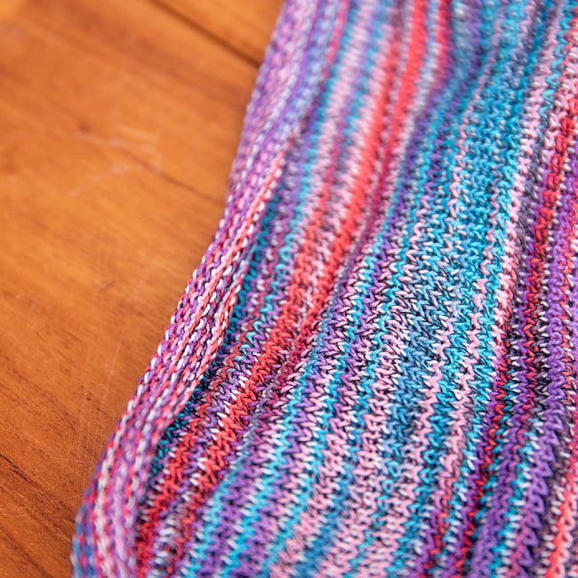 何通りも楽しめる！魔法のターバン - ピンクパープルブルー 4 - 端は縫いっぱなしなので、くるっとロール状になっています。特にほつれてくることはありませんのでご安心下さい。