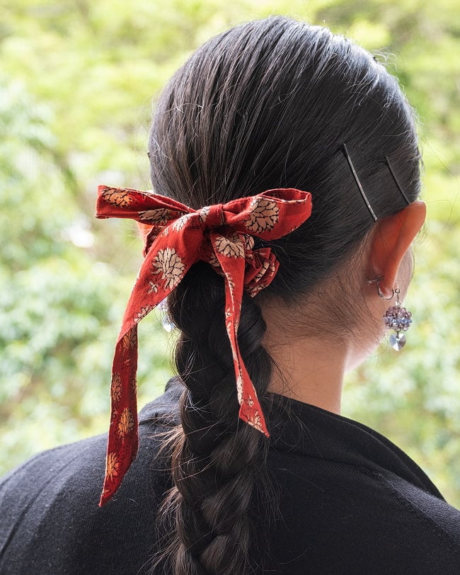 ウッドブロックプリントのリボン付きシュシュ 10 - 使用例です