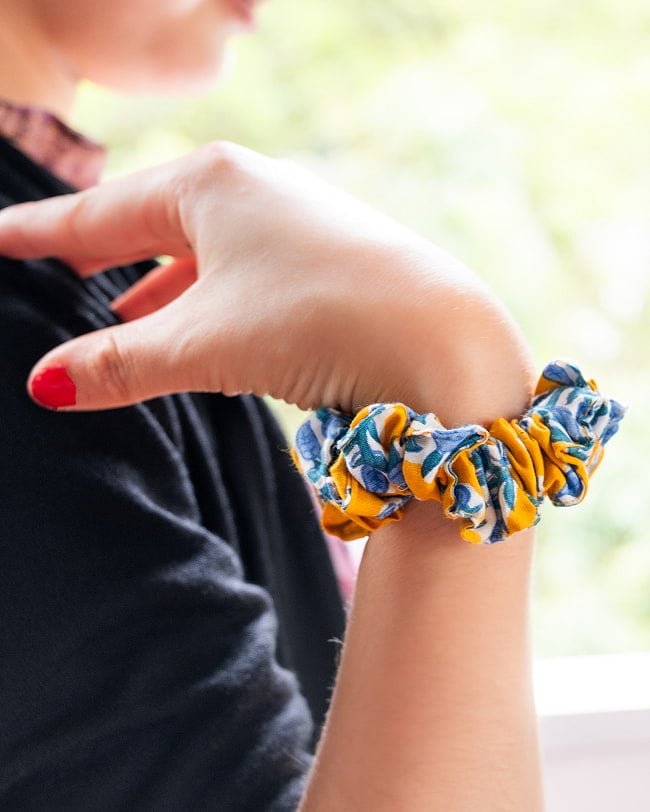 ウッドブロックプリントのリボン付きシュシュ 11 - 手首につけても可愛いです