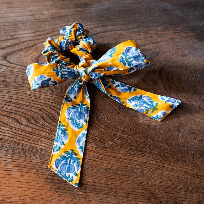 ウッドブロックプリントのリボン付きシュシュ 2 - このようにシュシュにリボンが付いています