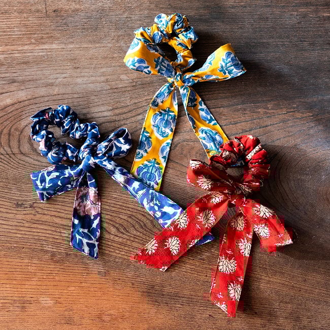 ウッドブロックプリントのリボン付きシュシュ 3 - カラーバリエーションがたくさんあるので集めたくなりますね。