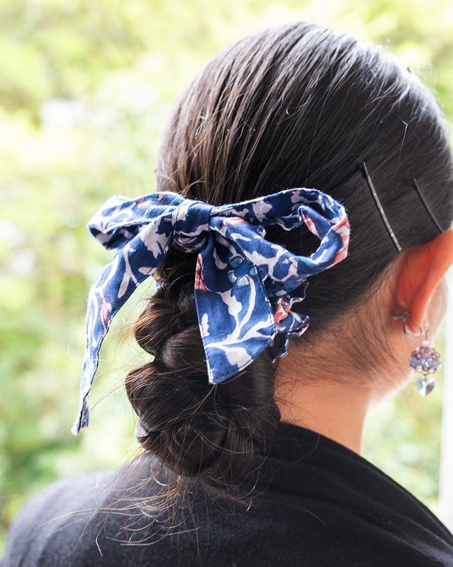 ウッドブロックプリントのリボン付きシュシュ 9 - 使用例です