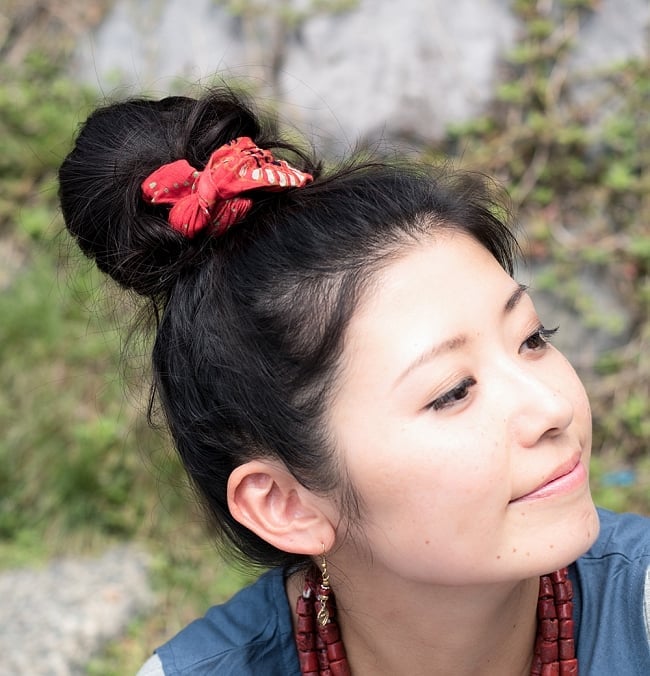 エスニックな装いに!プシュカルコットンのヘアバンド 3 - 選択B:赤・えんじ・ピンク系の着用例です。