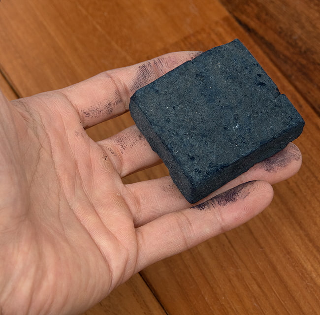 インディゴケーキ - インド藍 ブロック 藍染用 【良品 約100g】 2 - 手に持ってみました。これで50gです。