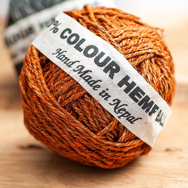 カラーヘンプボール - オレンジの写真1枚目です。ヒマラヤを擁するネパールからやってきたヘンプの紐です。ヘンプボール,糸