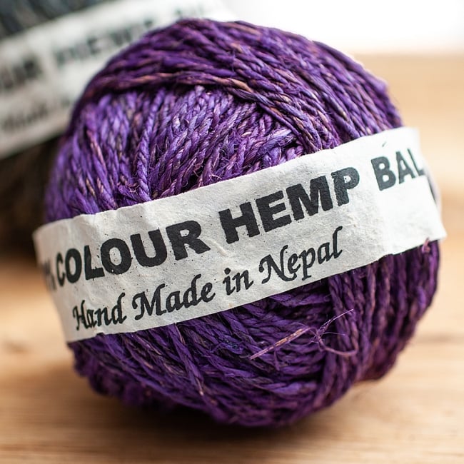 カラーヘンプボール - 紫の写真1枚目です。ヒマラヤを擁するネパールからやってきたヘンプの紐です。ヘンプボール,糸