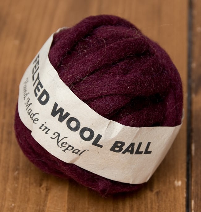 フェルトウールボール - ワインレッドの写真1枚目です。手芸などへお使いいただける、フェルトウールボールです。(巻かれている紙は付いていない場合がございます。)フェルト,ウール,フェルトウールボール,刺繍糸,手芸