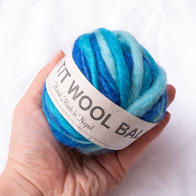 【送料無料・9個セット】カラーウールボール - スカイブルー 4 - 手に持ってみました