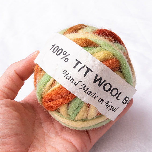 【送料無料・9個セット】カラーウールボール - 黄緑×茶色 4 - 大きさを感じて頂くため、手に乗せて見ました。