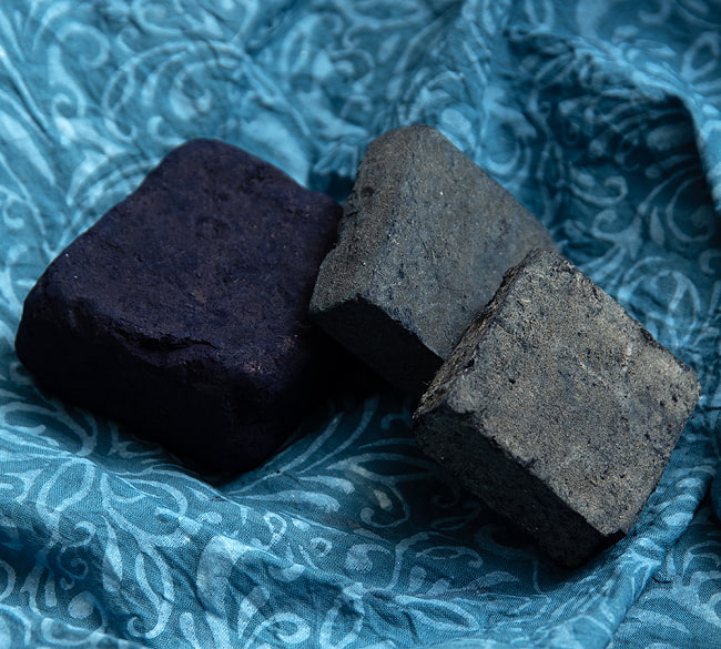 【送料無料・5個セット】インディゴケーキ - インド藍 ブロック 藍染用 【最高級品 100g程度】 5 - 左から最高級品、良品、標準品のインディゴケーキです。色が違いますね。