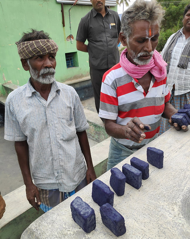 【送料無料・5個セット】インディゴケーキ - インド藍 ブロック 藍染用 【最高級品 100g程度】 8 - 生産者が自分の作ったインディゴケーキを持ってきてくれました。