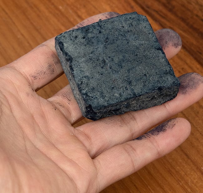 【送料無料・5個セット】インディゴケーキ - インド藍 ブロック 藍染用 【標準品 約100g】 4 - 手に持ってみました。これで50gです。